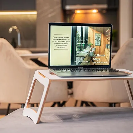 Urban Exec With Free Gym Pass And Full Office Setup Апартамент