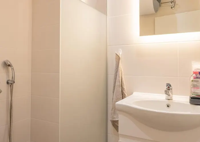 Urban Exec With Free Gym Pass, Full Office Setup And Designated Parking Space Apartman *