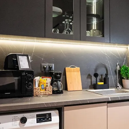 Apartment Urban Exec With Free Gym Pass And Full Office Setup