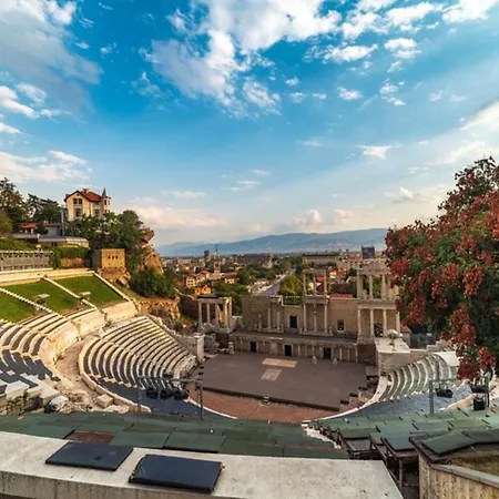 Urban Exec With Free Gym Pass, Full Office Setup And Designated Parking Space Apartment